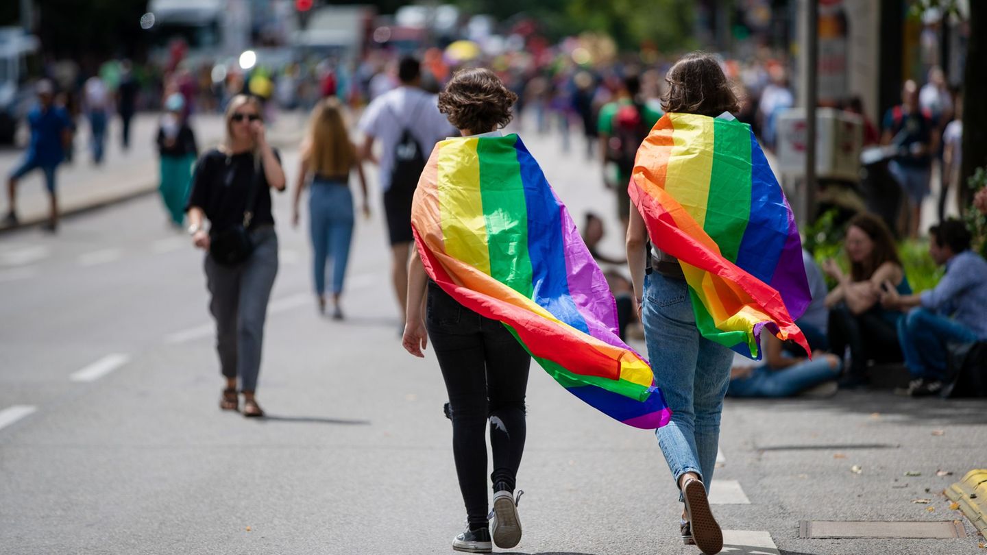 Die Akzeptanz für sexuelle Vielfalt ist im Südwesten in den vergangenen Jahren einer Studie zufolge gesunken. (Archivbild) Foto: