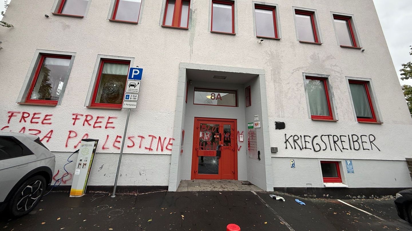 Unbekannte haben eine SPD-Geschäftsstelle in Kassel mit Parolen besprüht sowie Fenster und die Eingangstür beschädigt. Foto: Nic