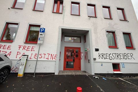 Unbekannte haben eine SPD-Geschäftsstelle in Kassel mit Parolen besprüht sowie Fenster und die Eingangstür beschädigt. Foto: Nic