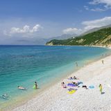 Weitgehend unberührtes Land mit wilder Natur. Berge im Norden, Sandstrände im Süden, dazwischen Wildflüsse und Städtchen. So sieht Albanien tatsächlich aus – aber das Land ändert sich stark. Denn der Reichtum an Landschaft und Kultur lockt immer mehr Touristen an. Und es dürften nicht weniger werden. Doch noch ist Albanien eine günstige und ähnlich sonnenverwöhnte Alternative zu Kroatien oder Griechenland  Mit dem Flugzeug 2,5 Stunden von Hamburg aus, mit dem Auto: 22 Stunden 