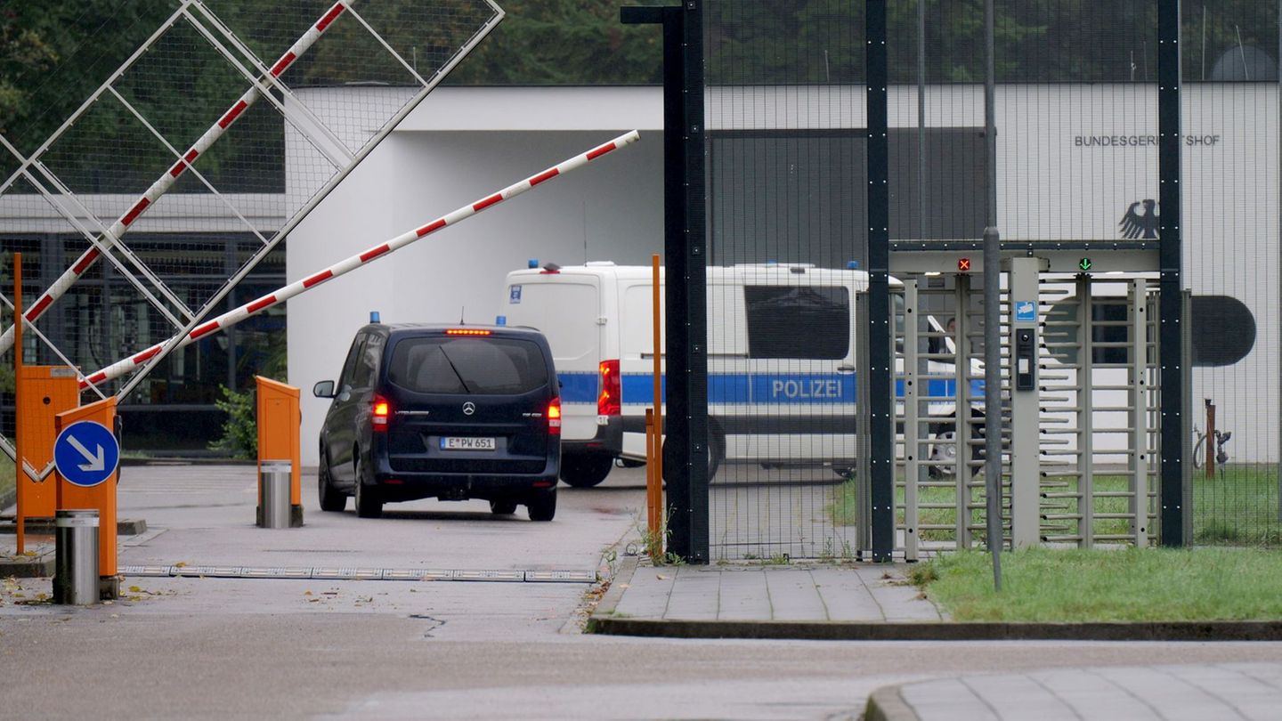 Die Polizei fährt auf das Gelände des Bundesgerichtshofes. Foto: René Priebe/dpa