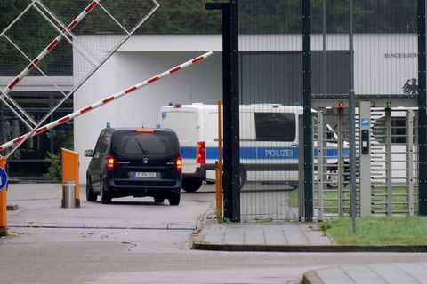 Die Polizei fährt auf das Gelände des Bundesgerichtshofes. Foto: René Priebe/dpa