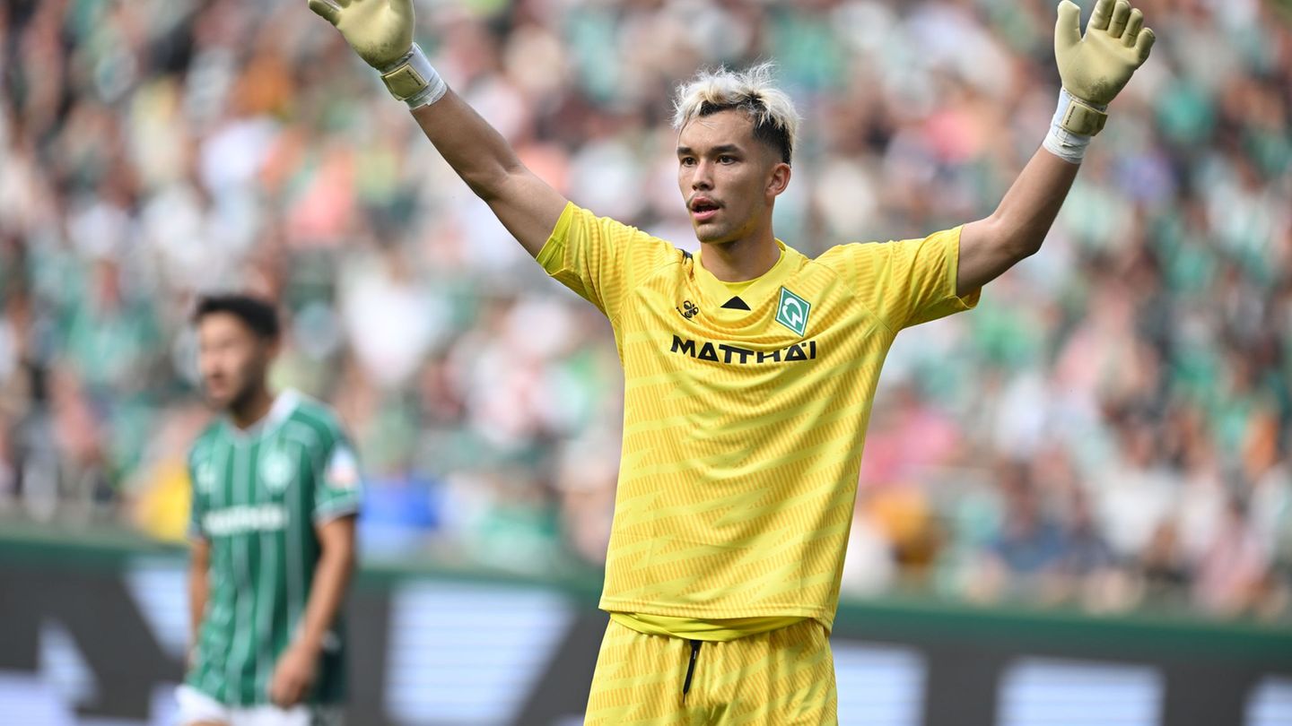 Fehlt wegen einer Schulterverletzung gegen die Bayern: Werder-Torwart Mio Backhaus (Archiv) Foto: Carmen Jaspersen/dpa