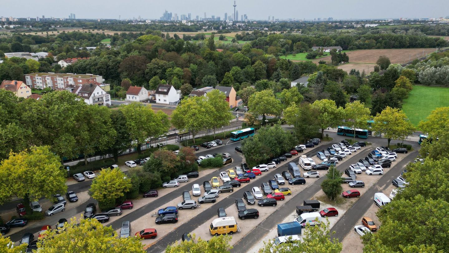 Tausende Autos pendeln täglich in die Mainmetropole. Foto: Arne Dedert/dpa
