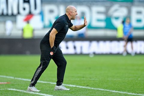 Nur nicht nachlassen: FCK-Trainer Torsten Lieberknecht will auch in Paderborn punkten (Archivbild). Foto: Uwe Anspach/dpa