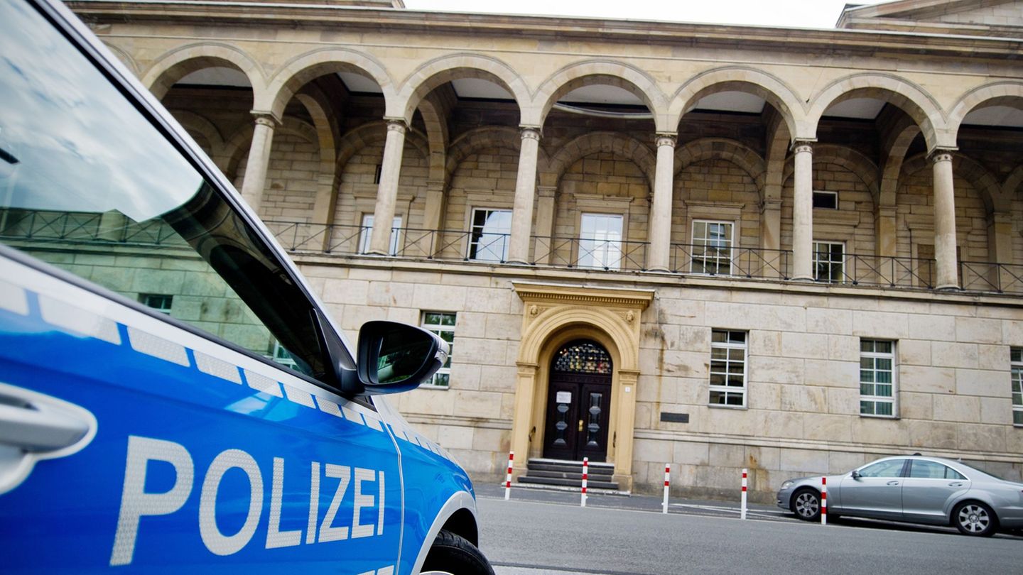 Mutmaßliche Mitglieder der "Audi-Bande" stehen wegen Sprengattacken auf Geldautomaten in Wuppertal vor Gericht. Foto: Jan-Philip