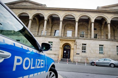 Mutmaßliche Mitglieder der "Audi-Bande" stehen wegen Sprengattacken auf Geldautomaten in Wuppertal vor Gericht. Foto: Jan-Philip