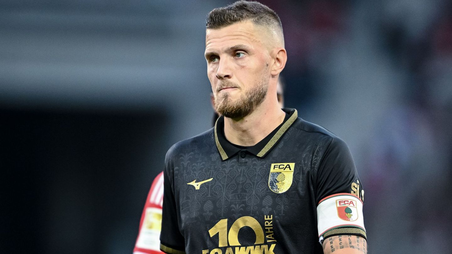 Jeffrey Gouweleeuw ist Kapitän und dienstältester Spieler des FC Augsburg. (Archivfoto) Foto: Harry Langer/dpa