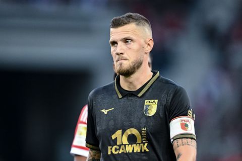 Jeffrey Gouweleeuw ist Kapitän und dienstältester Spieler des FC Augsburg. (Archivfoto) Foto: Harry Langer/dpa