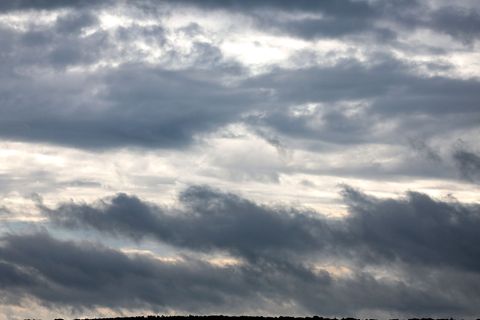 Vorerst bleibt der Himmel grau über Hessen. In einigen Regionen fällt noch Regen, der im Tagesverlauf abklingt. (Archivbild) Fot