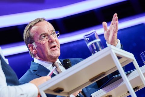 Satellitennetzwerke seien Achillesferse moderner Gesellschaften, warnt der Verteidigungsminister. Foto: Annette Riedl/dpa