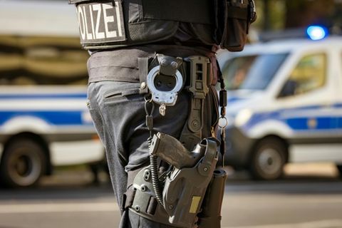 Polizist mit Pistole und Handschellen