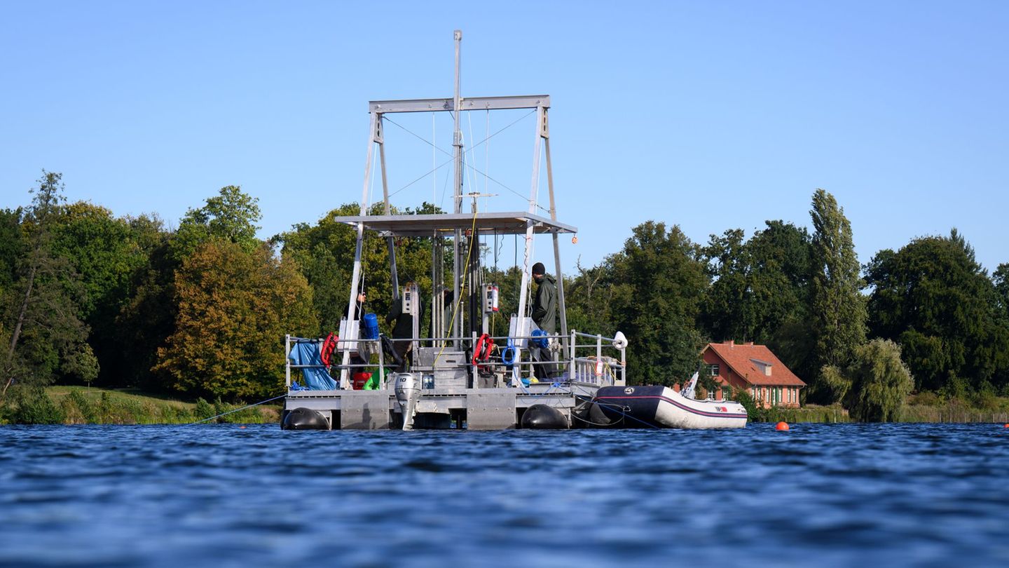 Eine spezielle Bohrplattform schwimmt auf dem Heiligen See in Potsdam. Forscher entnehmen dort Sedimentkerne - also zylindrische