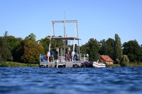 Eine spezielle Bohrplattform schwimmt auf dem Heiligen See in Potsdam. Forscher entnehmen dort Sedimentkerne - also zylindrische