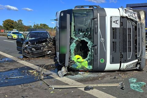 Ein Gesamtschaden von rund 100.000 Euro ist bei einem Unfall auf der A28 entstanden, zwei Menschen wurden verletzt. Foto: Kai Mo