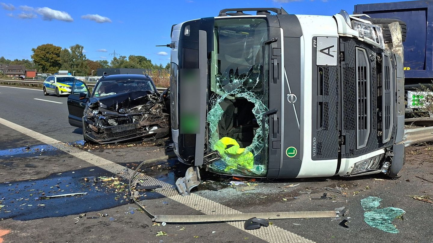 Ein Gesamtschaden von rund 100.000 Euro ist bei einem Unfall auf der A28 entstanden, zwei Menschen wurden verletzt. Foto: Kai Mo