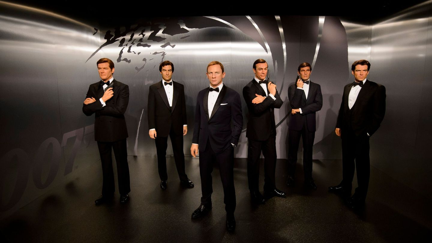 Frühere James-Bond-Darsteller als Wachsfiguren bei Madame Tussauds in London. Wer gesellt sich dazu? Foto: Madame Tussauds/dpa