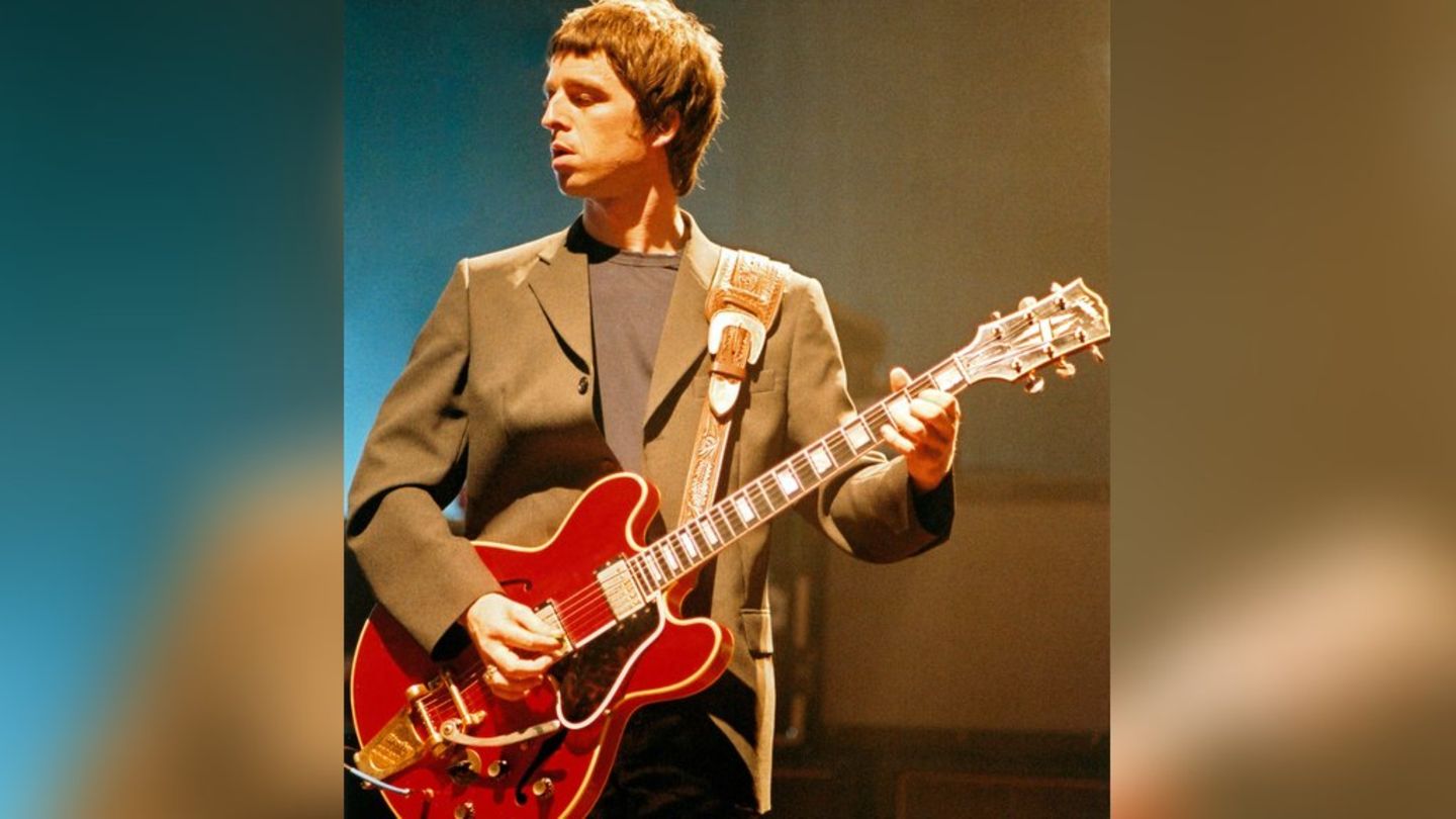 Noel Gallagher mit der geschichtsträchtigen Gitarre bei einem Auftritt in London im Jahr 2001. Sein Bruder Liam zerstörte sie