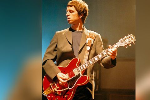 Noel Gallagher mit der geschichtsträchtigen Gitarre bei einem Auftritt in London im Jahr 2001. Sein Bruder Liam zerstörte sie