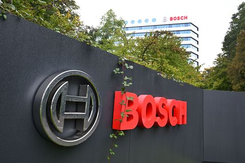 Der Autozulieferer Bosch will Tausende weitere Stellen abbauen. Foto: Bernd Weißbrod/dpa