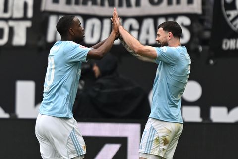 Ilyas Ansah und Oliver Burke (r) harmonieren immer besser. Foto: Arne Dedert/dpa