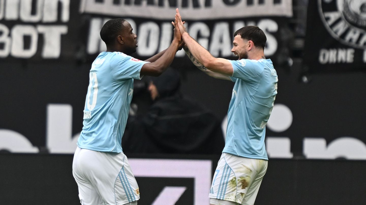 Ilyas Ansah und Oliver Burke (r) harmonieren immer besser. Foto: Arne Dedert/dpa