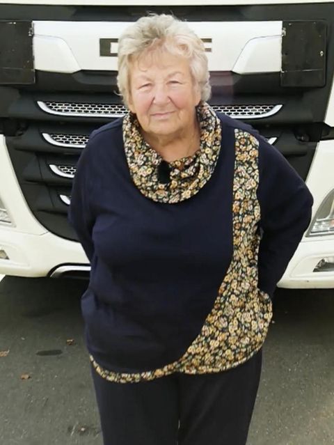 Oma Rosi vor ihrem LKW