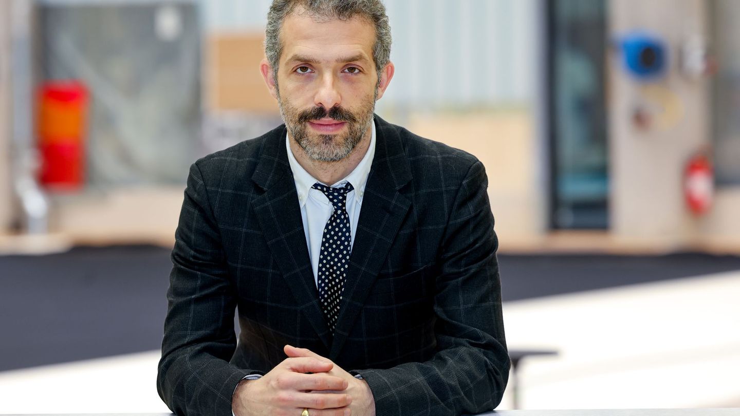 Hamburgs Generalmusikdirektor Omer Meir Wellber plant einen neuen Klang für das Philharmonische Staatsorchester Hamburg. Foto: U