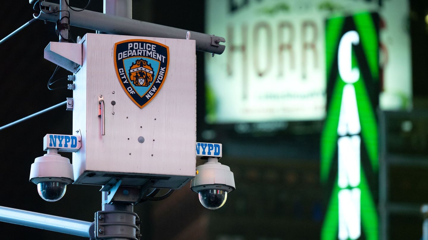 Die New Yorker Polizei sperrte die Gegend um den Unfallort nahe Bryant Park für Stunden ab. (Symbolbild) Foto: Sven Hoppe/dpa