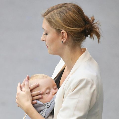 Hanna Steinmüller mit ihrem Sohn am Rednerpult im Bundestag