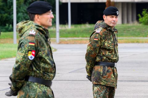 Oberst Frank Wachter (r) ist neuer Kommandeur des Landeskommandos der Bundeswehr in Niedersachsen. Foto: Julian Stratenschulte/d
