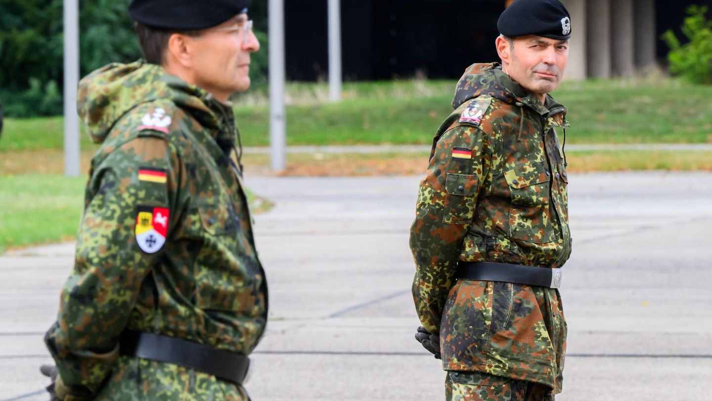 Oberst Frank Wachter (r) ist neuer Kommandeur des Landeskommandos der Bundeswehr in Niedersachsen. Foto: Julian Stratenschulte/d