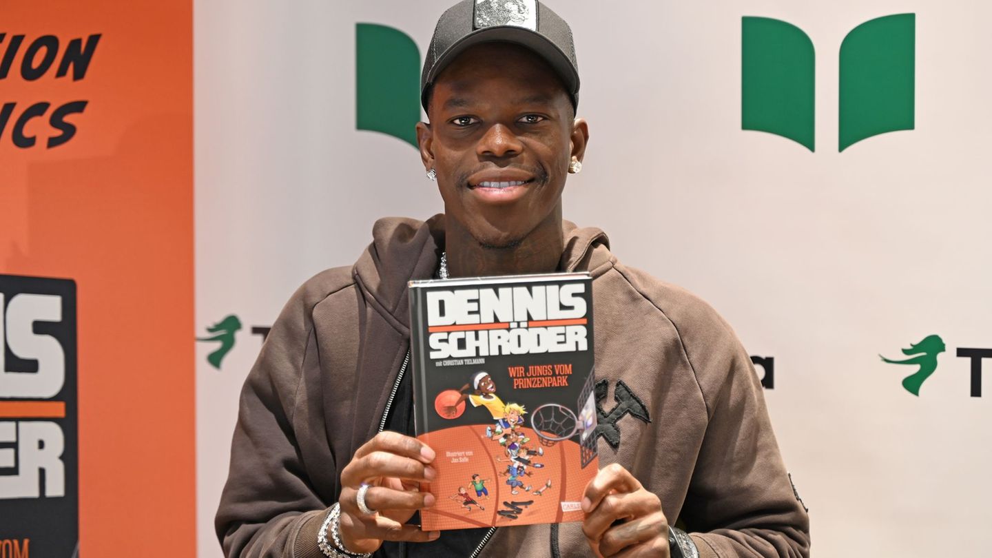Basketball-Star Dennis Schröder signiert in Hamburg sein Kinderbuch für Fans. Foto: David Hammersen/dpa