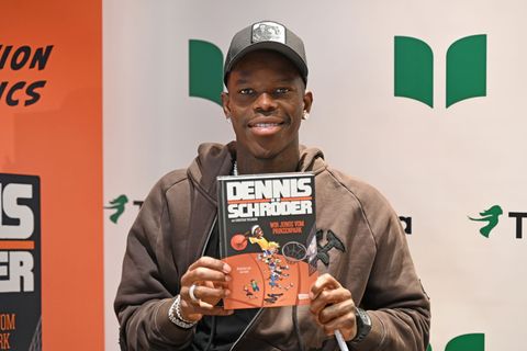 Basketball-Star Dennis Schröder signiert in Hamburg sein Kinderbuch für Fans. Foto: David Hammersen/dpa