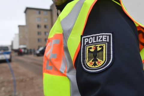 Bei der Razzia waren 95 Polizeibeamte im Einsatz. (Symbolbild) Foto: Stefan Sauer/dpa-Zentralbild/dpa