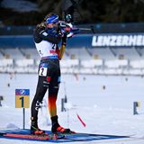 Die deutsche Biathletin Franziska Preuss am Schießstand bei den Weltmeisterschaften 2025: Sie hat eine Treffquote von 92 Prozent. Männer erreichen beim Biathlon zwar bessere Zeiten als Frauen, im Schießen sind sie ihnen jedoch unterlegen. Studien zeigen: Beim Stehendschießen sind die Trefferquoten der Frauen durchschnittlich 5,7 Prozent höher