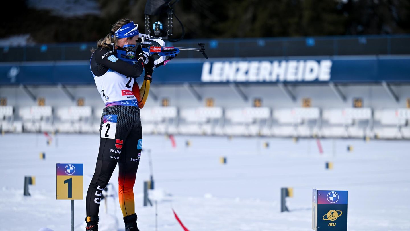 Die deutsche Biathletin Franziska Preuss am Schießstand bei den Weltmeisterschaften 2025: Sie hat eine Treffquote von 92 Prozent. Männer erreichen beim Biathlon zwar bessere Zeiten als Frauen, im Schießen sind sie ihnen jedoch unterlegen. Studien zeigen: Beim Stehendschießen sind die Trefferquoten der Frauen durchschnittlich 5,7 Prozent höher