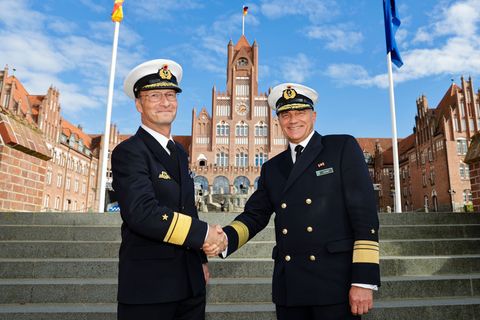 Vizeadmiral Frank Martin Lenski (rechts) und Konteradmiral Axel Deertz. Die Flotte hat einen neuen Befehlshaber. Foto: Frank Mol