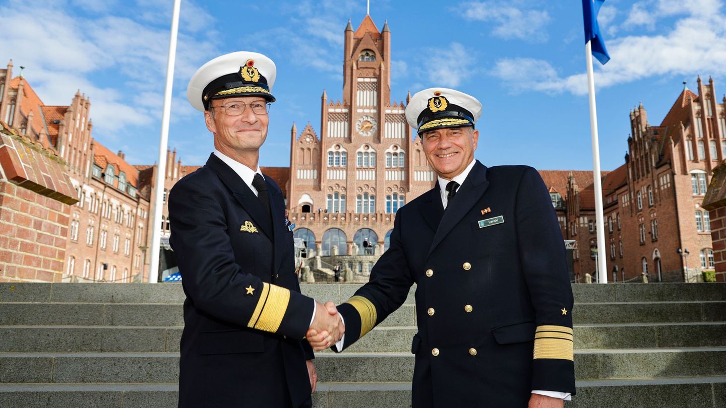 Vizeadmiral Frank Martin Lenski (rechts) und Konteradmiral Axel Deertz. Die Flotte hat einen neuen Befehlshaber. Foto: Frank Mol