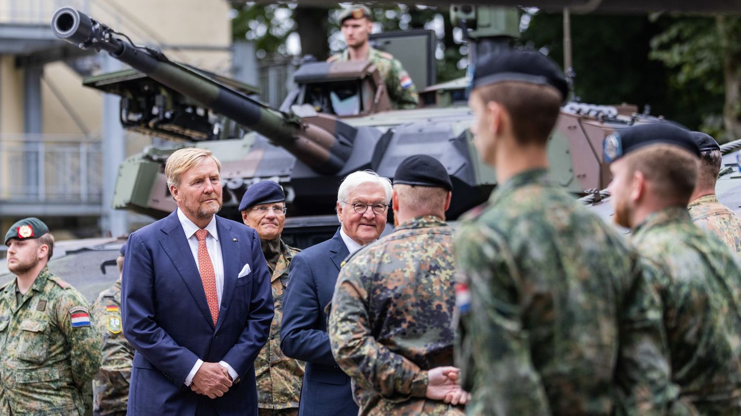 König und Bundespräsident im Gespräch mit den Soldaten. Foto: Rolf Vennenbernd/dpa