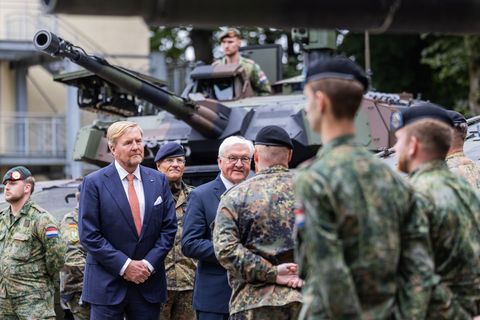 König und Bundespräsident im Gespräch mit den Soldaten. Foto: Rolf Vennenbernd/dpa