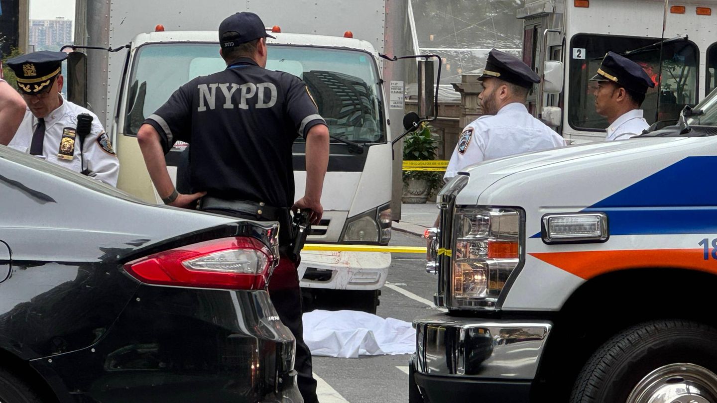 Die New Yorker Polizei sichert den Unfallort