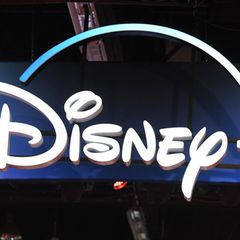 Das Logo des Streaming-Anbieters Disney+ prangt an einem Gebäude