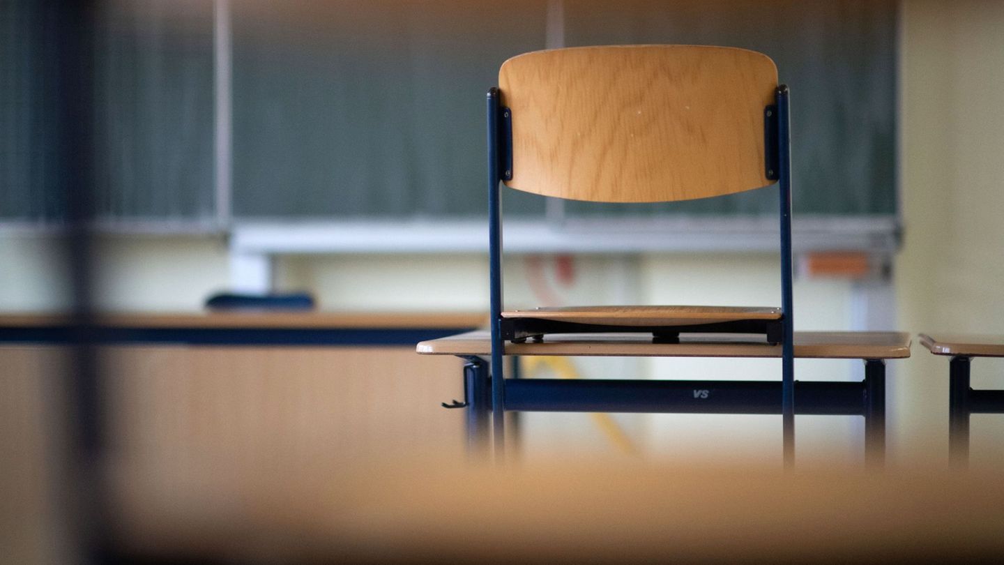 Eine Frau soll sich jahrelang als Lehrerin ausgegeben haben (Symbolbild) Foto: Marijan Murat/dpa