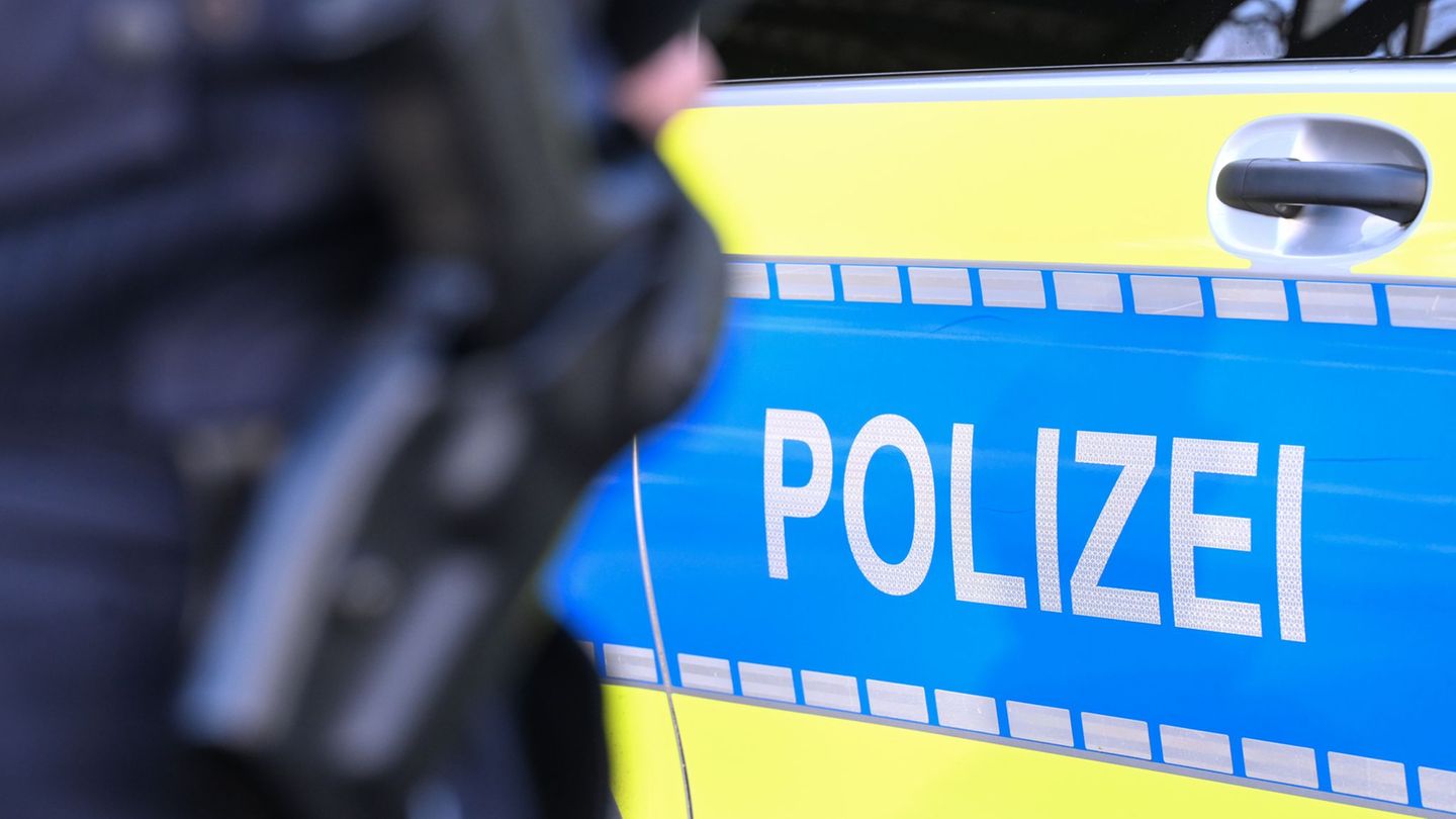 Ein Mann soll in Isny im Allgäu der Polizei davongerast sein (Symbolbild) Foto: Bernd Weißbrod/dpa