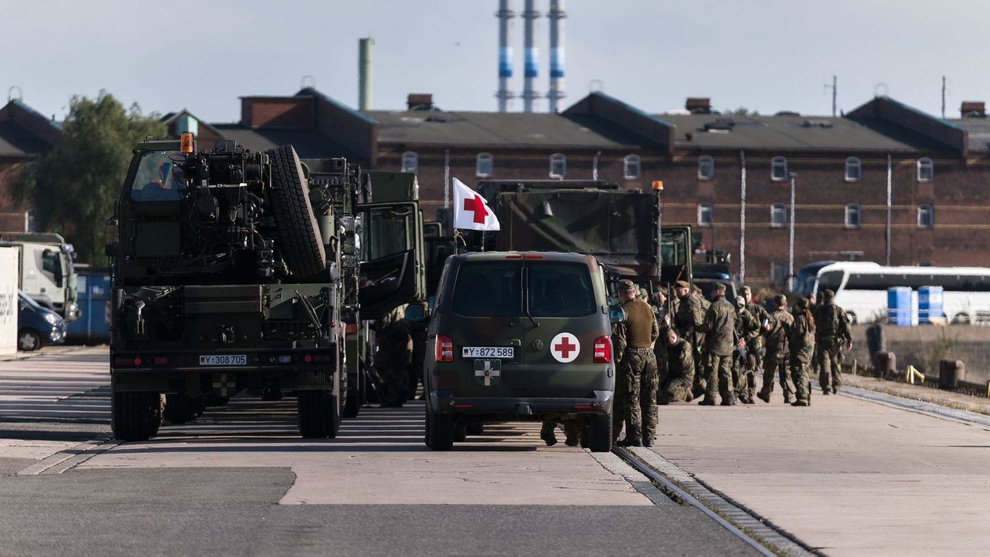 Rund 70 Bundeswehrfahrzeuge sollen in einem etwa 3,5 Kilometer langen Konvoi mehrere Stunden durch Hamburg rollen. Foto: Marcus