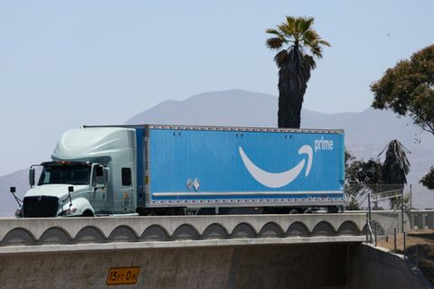 Lkw mit Amazon Prime-Logo