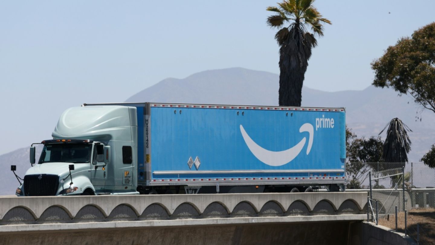 Lkw mit Amazon Prime-Logo