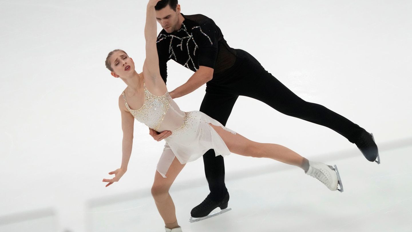 Minerva Hase (l) und Nikita Volodin liegen nach dem Kurzprogramm bei der Nebelhorn Trophy in Oberstdorf auf Platz zwei. Foto: Se