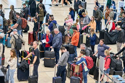 Wer von Berlin aus in den Urlaub fliegen will, braucht zurzeit vor allem eines: Geduld. Foto: Michael Ukas/dpa